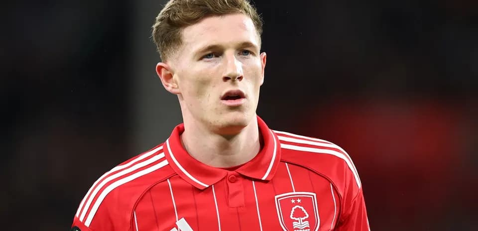 Игрок в красной форме Nottingham Forest на поле