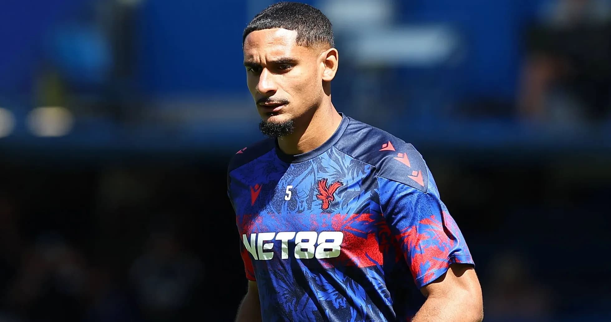 Игрок в тренировочной форме Crystal Palace на поле