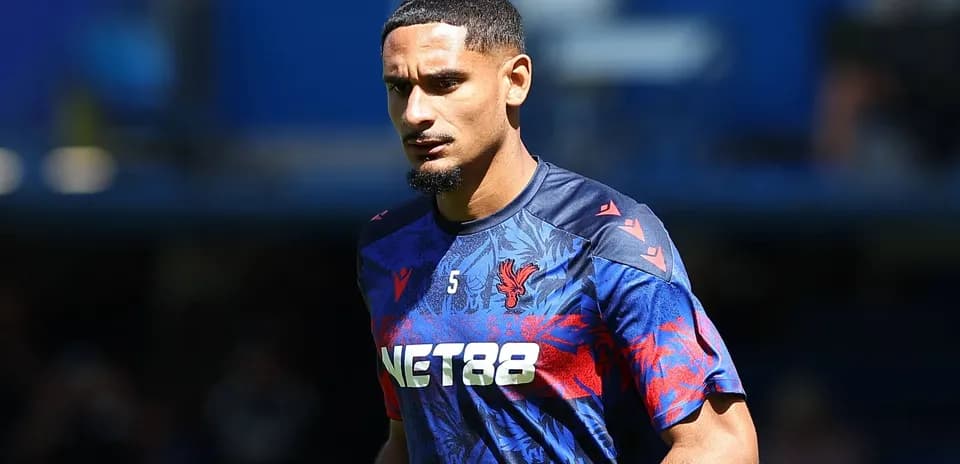 Игрок в тренировочной форме Crystal Palace на поле