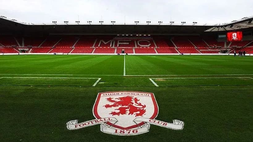 Стадион Middlesbrough FC с логотипом клуба на поле