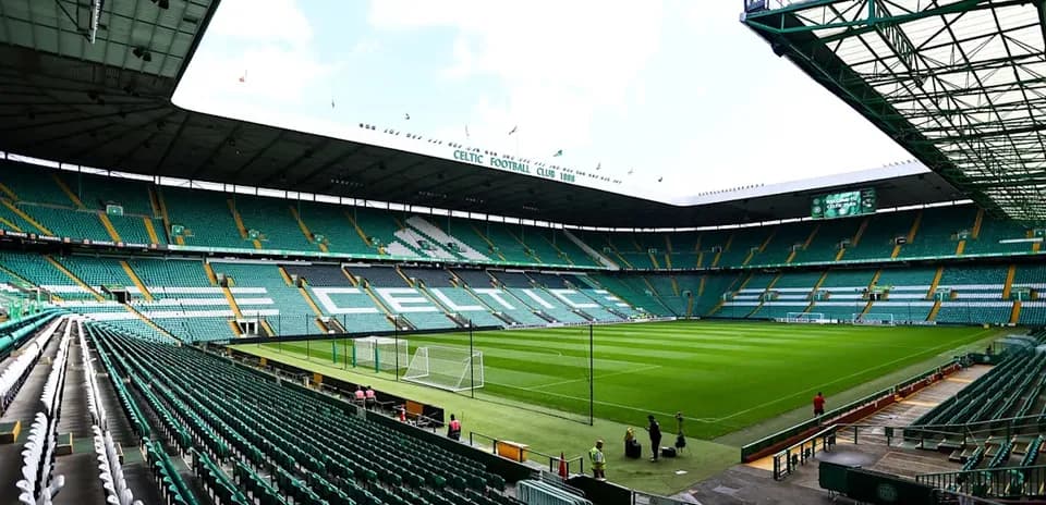 Вид на стадион Celtic Park с пустыми трибунами
