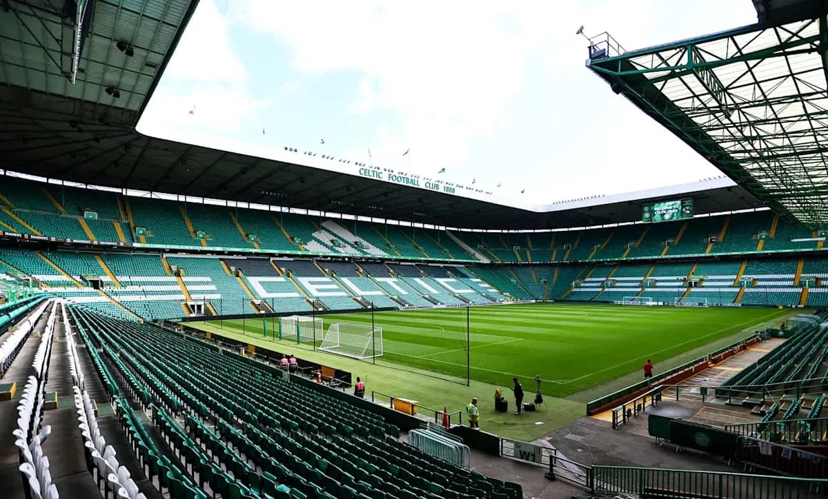 Вид на стадион Celtic Park с пустыми трибунами