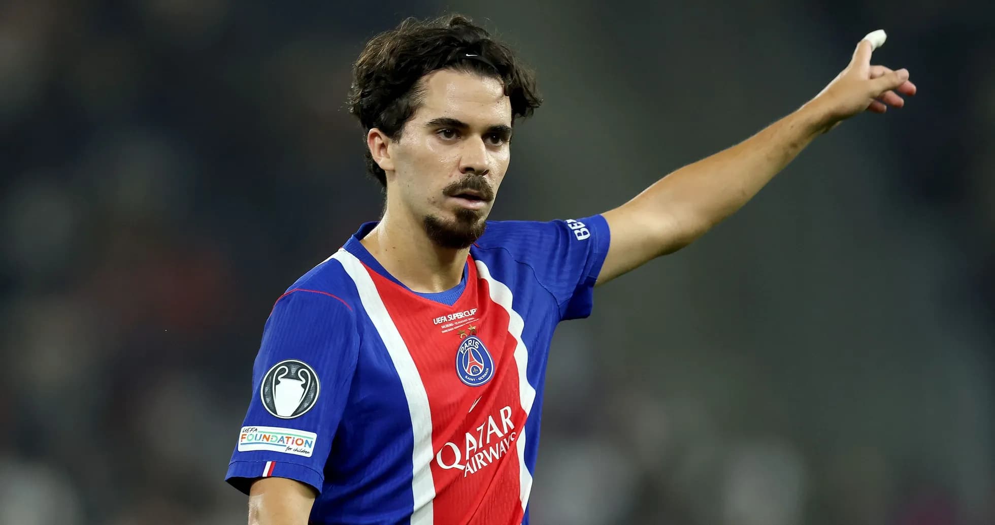 Игрок PSG поднимает руку во время матча