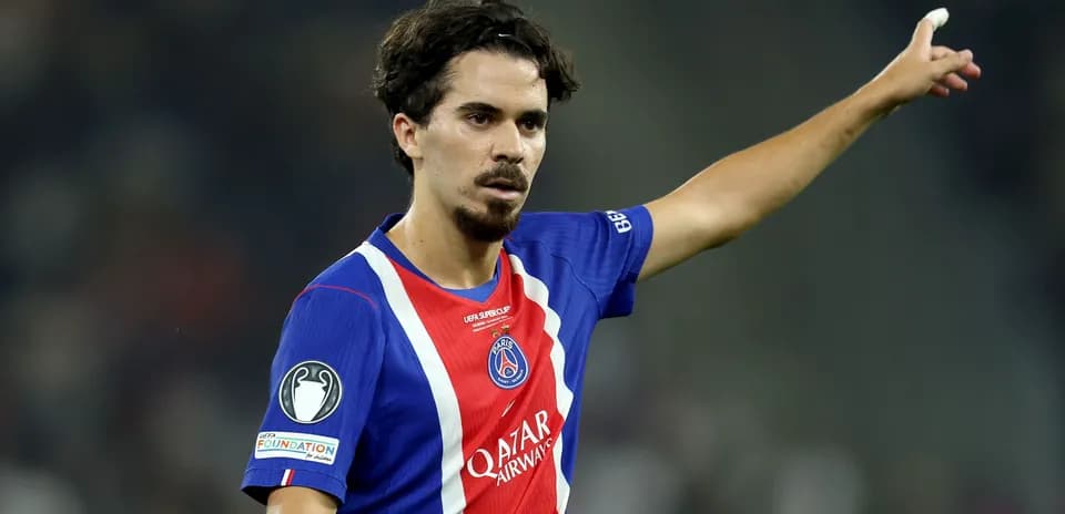 Игрок PSG поднимает руку во время матча