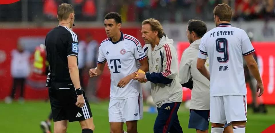 Игроки Bayern Munich обсуждают ситуацию с арбитром