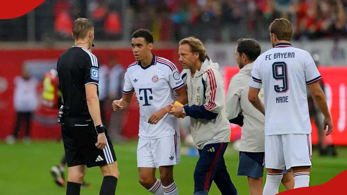 Игроки Bayern Munich обсуждают ситуацию с арбитром