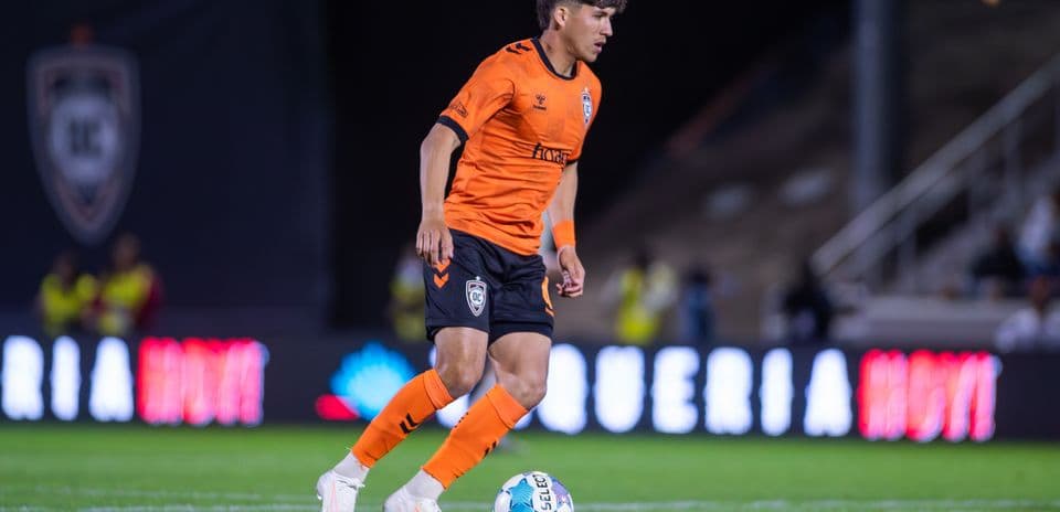 Игрок команды Orange County SC с мячом