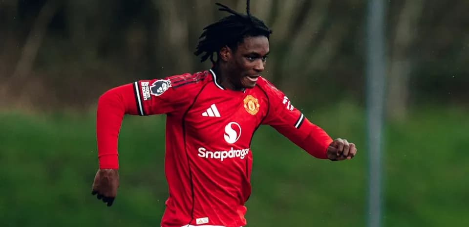 Игрок Manchester United бежит по полю в форме