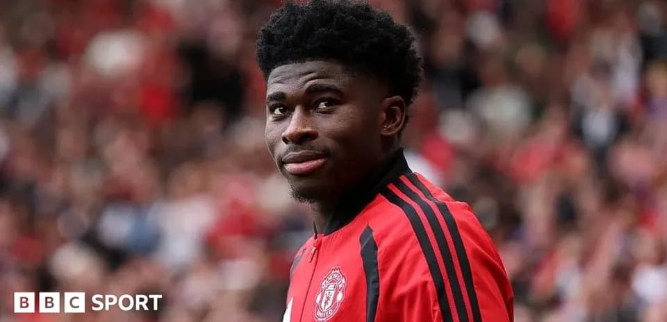 Игрок Manchester United на стадионе в красной форме