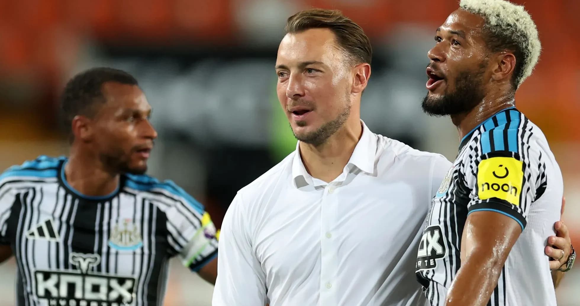 Игроки Newcastle United обсуждают после матча