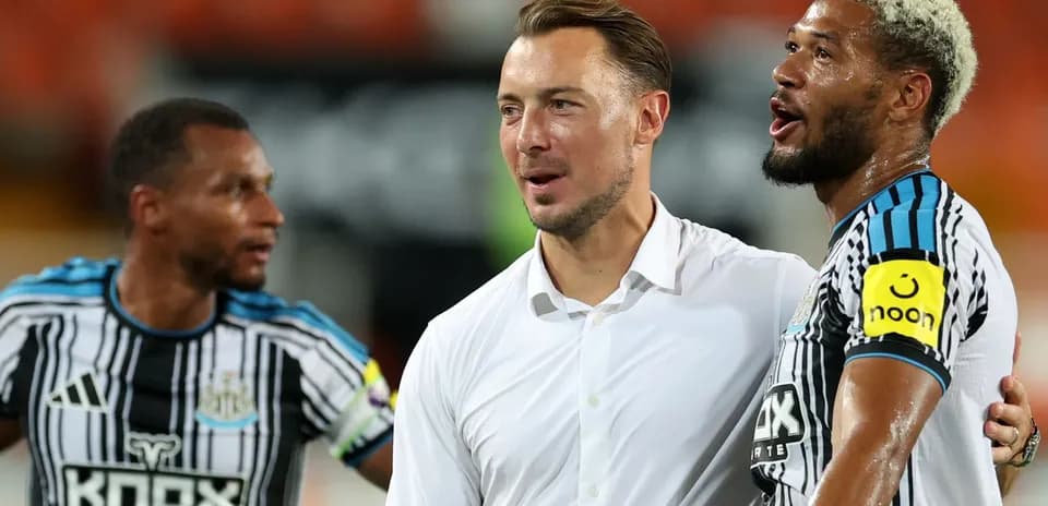 Игроки Newcastle United обсуждают после матча