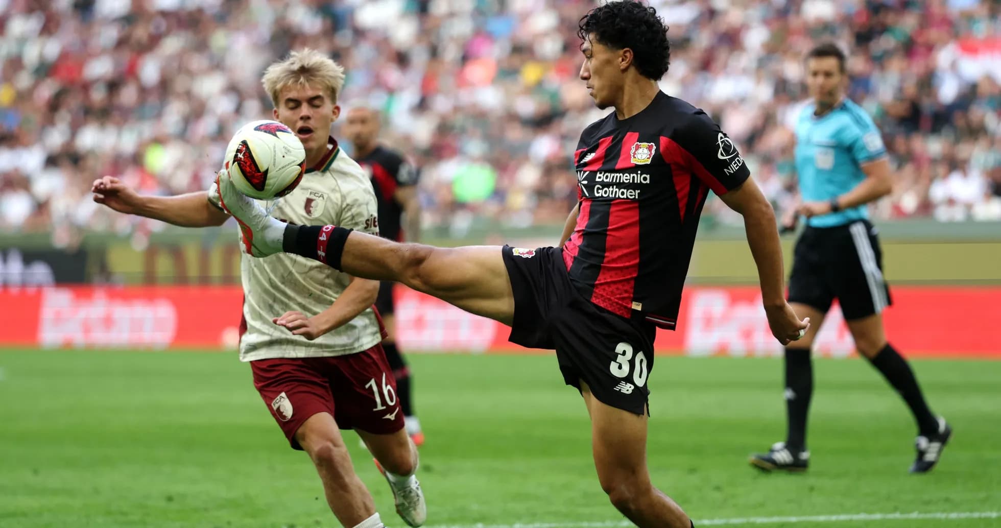 Игроки команды Bayer 04 Leverkusen в борьбе за мяч