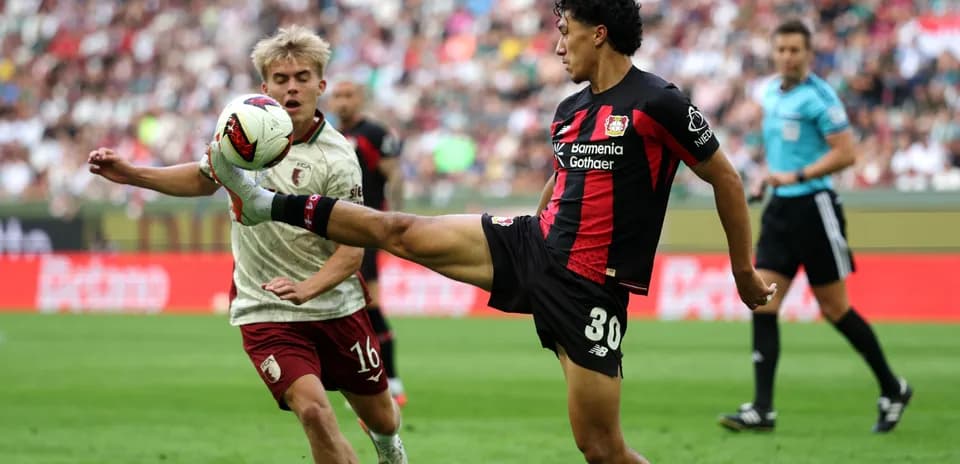 Игроки команды Bayer 04 Leverkusen в борьбе за мяч