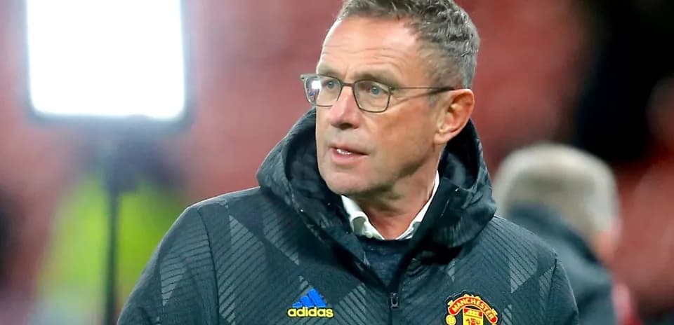 Тренер Manchester United на стадионе во время матча