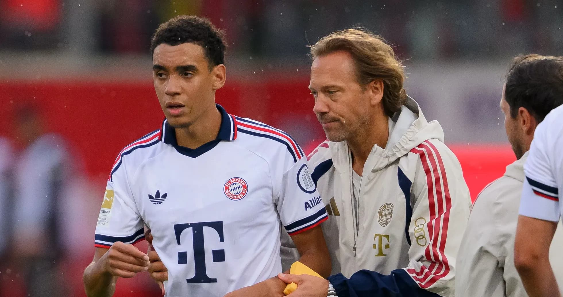 Игроки Bayern München на скамейке запасных во время матча