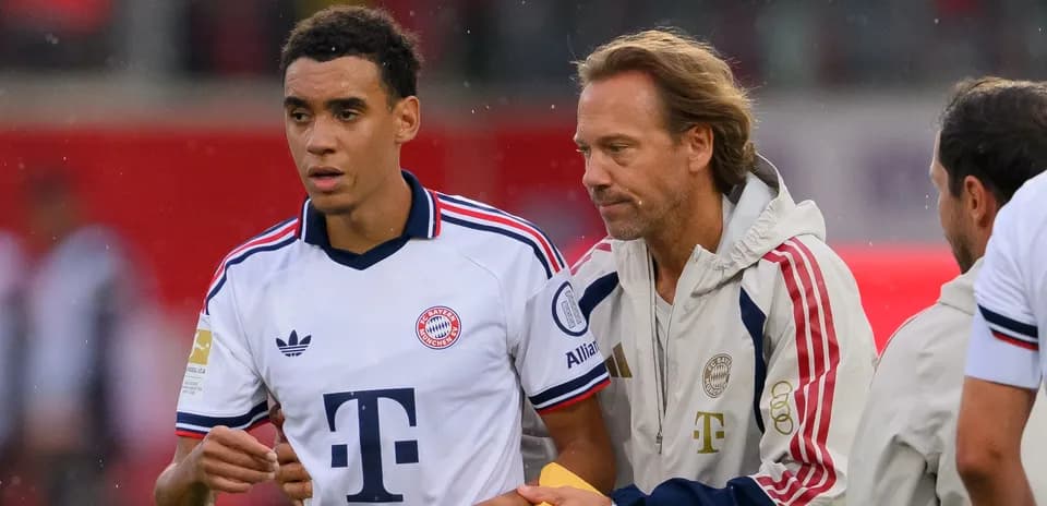 Игроки Bayern München на скамейке запасных во время матча