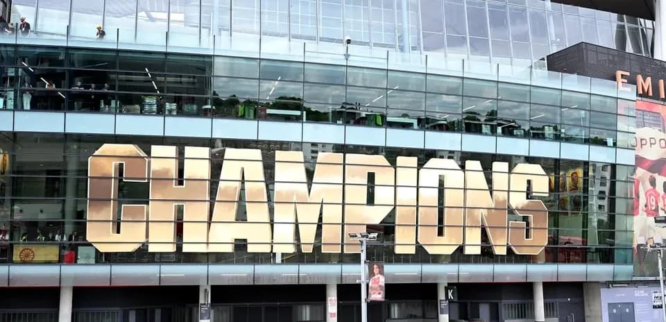 Здание стадиона с надписью 'CHAMPIONS'