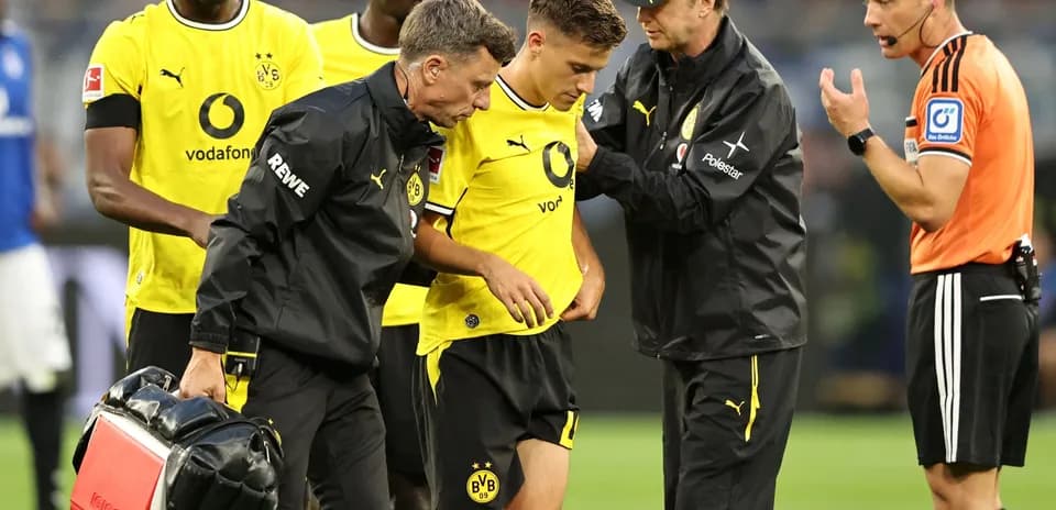 Игрок Borussia Dortmund получает медицинскую помощь на поле