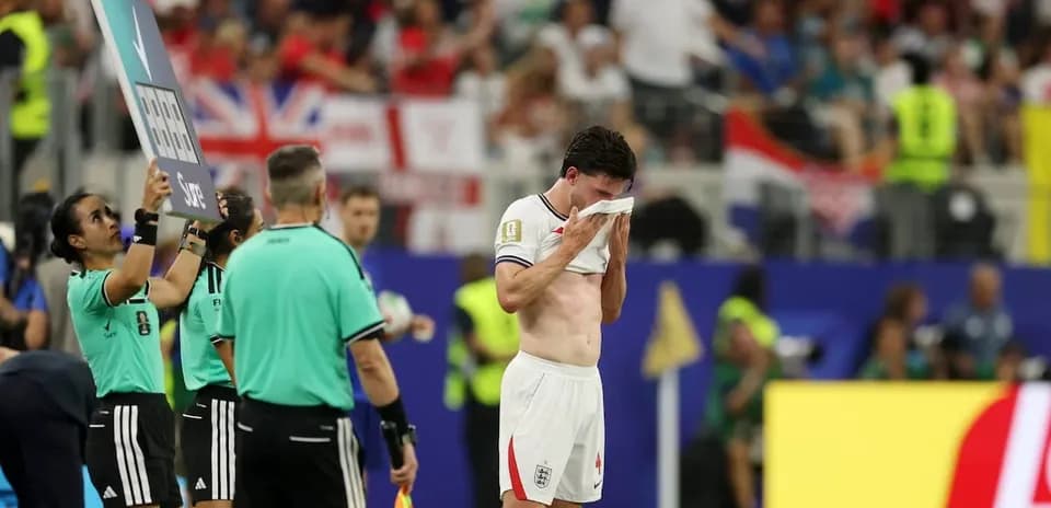 Игрок England вытирает лицо во время замены