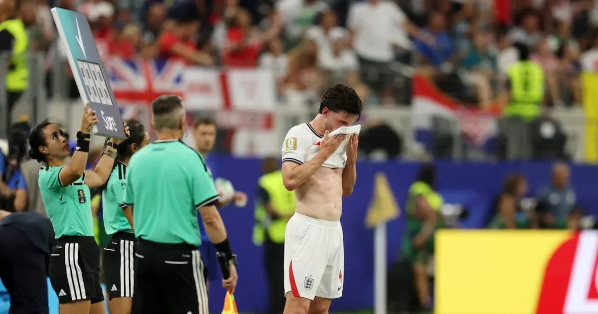 Игрок England вытирает лицо во время замены