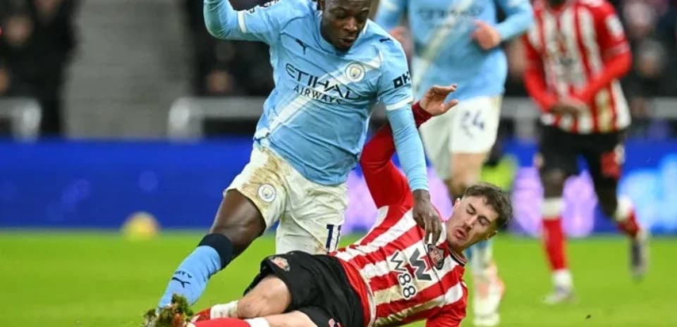 Игроки Manchester City и Southampton борются за мяч