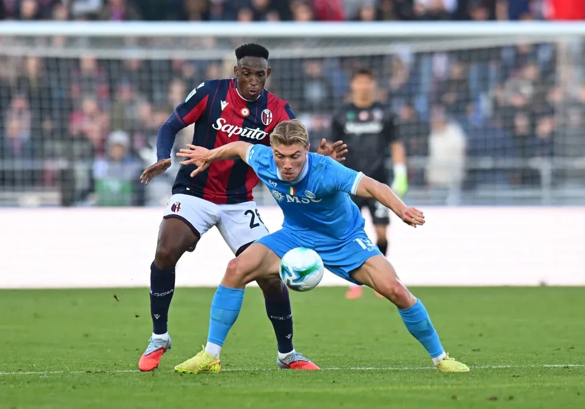 Игроки Napoli и Bologna борются за мяч