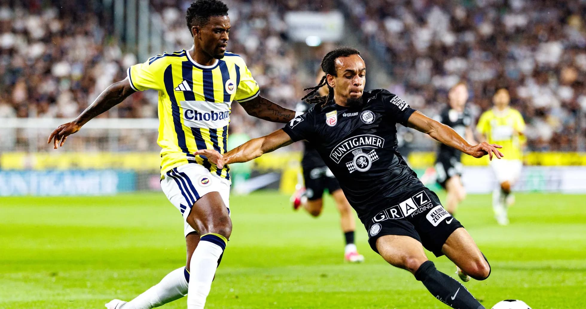 Игроки Sturm Graz и Fenerbahçe в матче