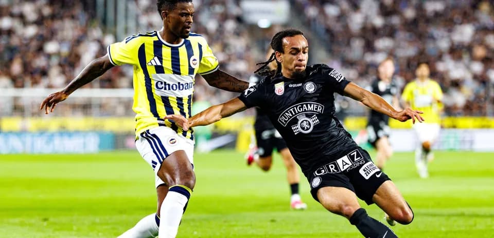 Игроки Sturm Graz и Fenerbahçe в матче