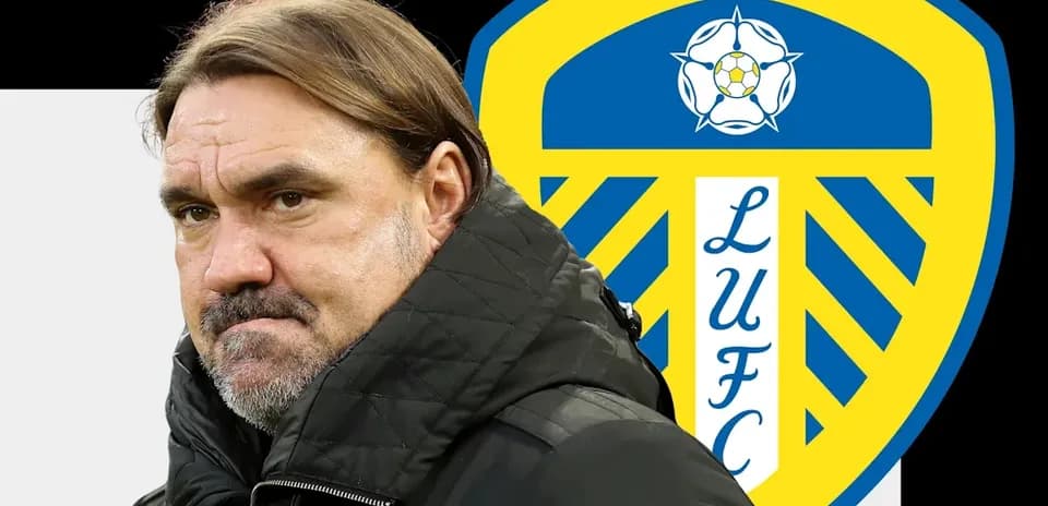 Тренер на фоне логотипа Лидс Юнайтед