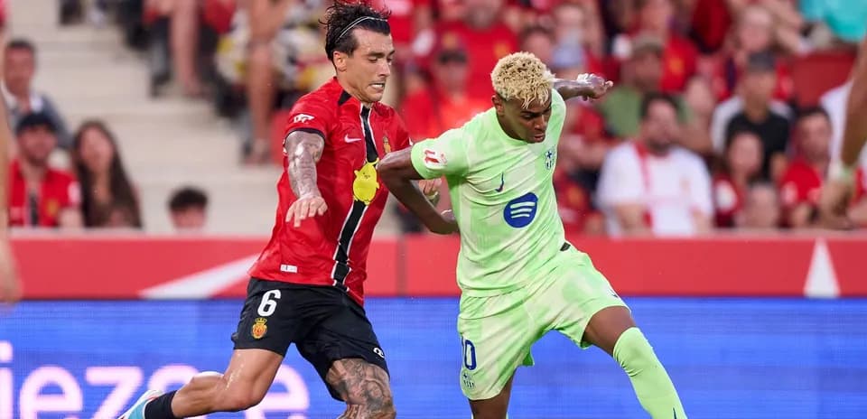 Игроки Mallorca и Villarreal в борьбе за мяч
