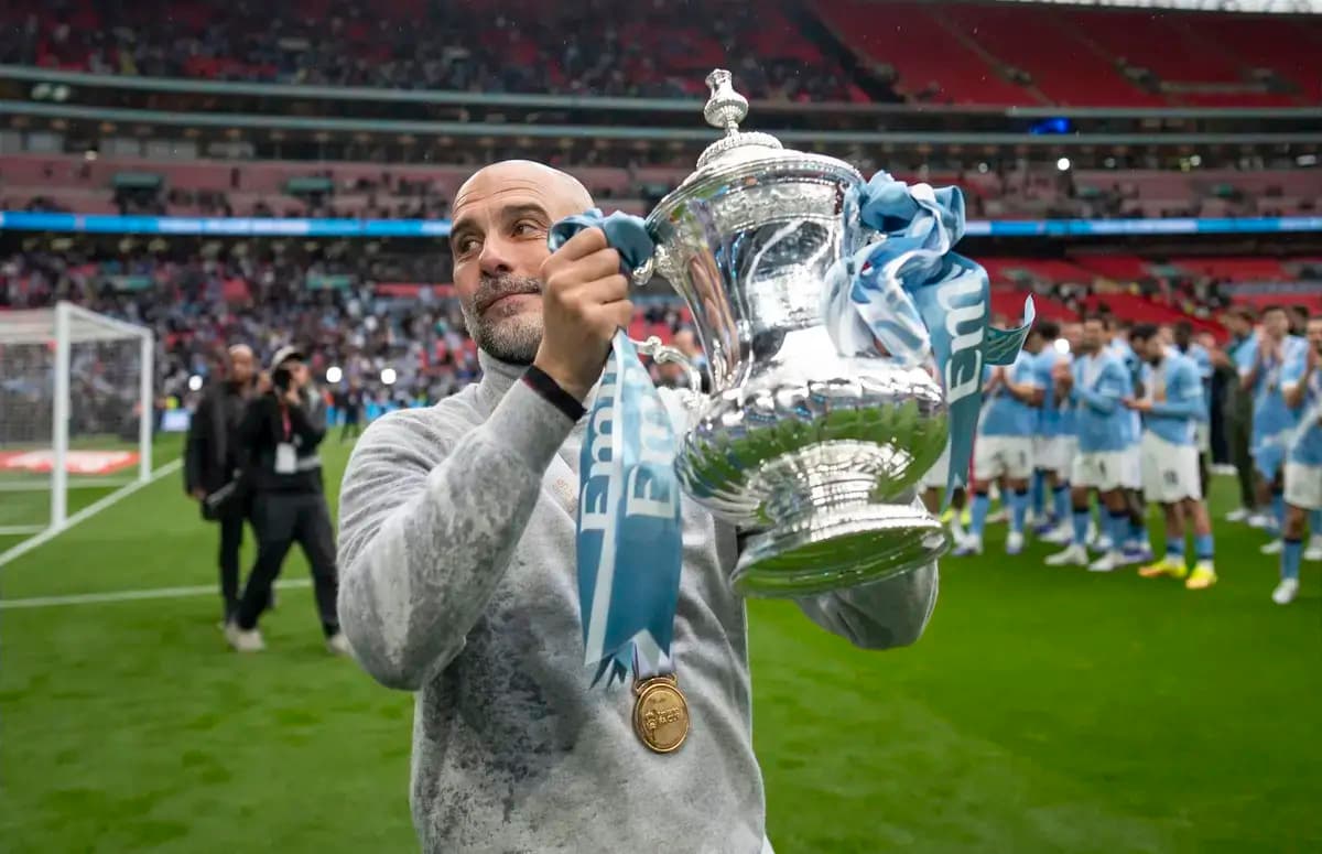 Тренер с трофеем на поле стадиона Wembley