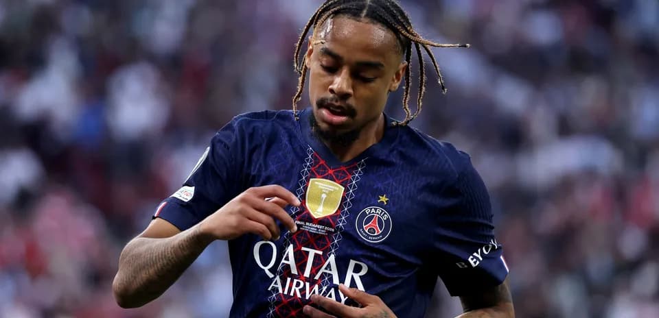 Игрок показывает значок на футболке PSG