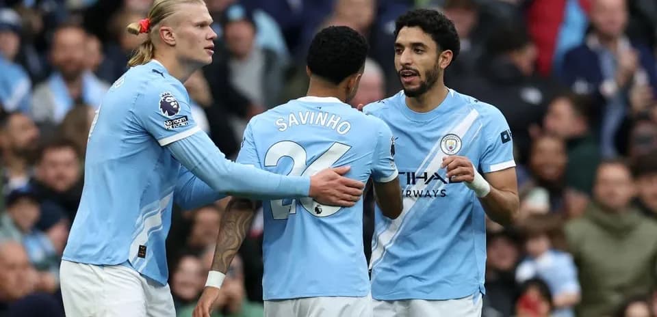 Игроки Manchester City обсуждают тактику на поле
