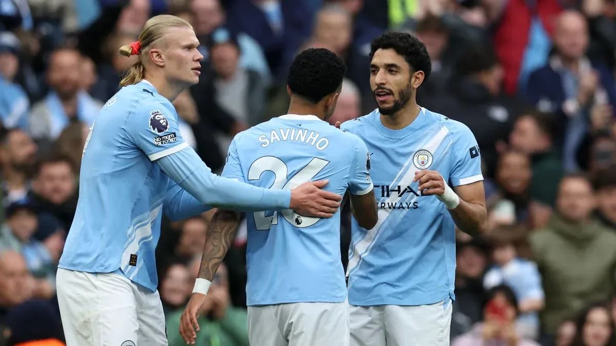 Игроки Manchester City обсуждают тактику на поле