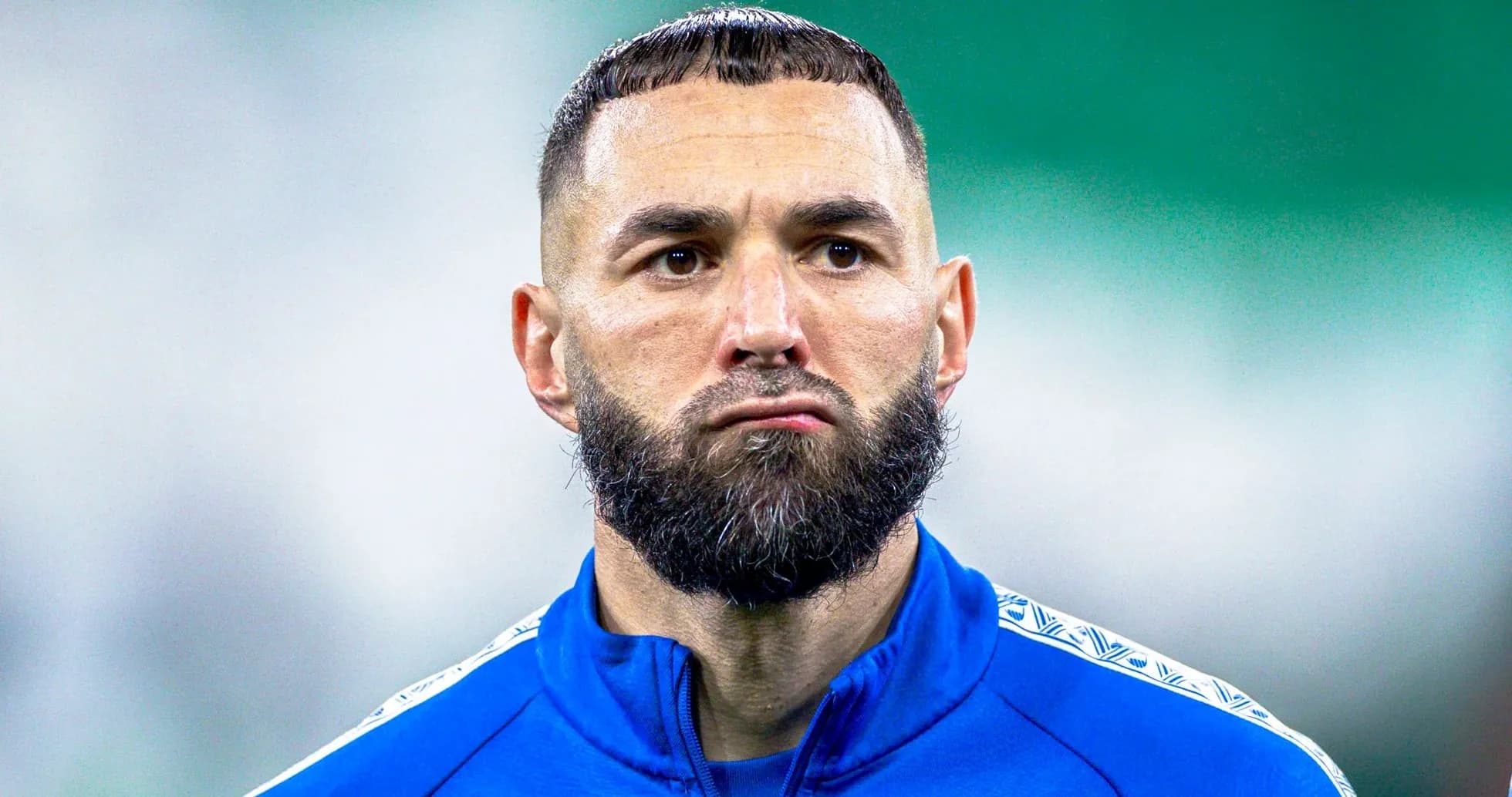 Игрок в синей форме на тренировочном поле