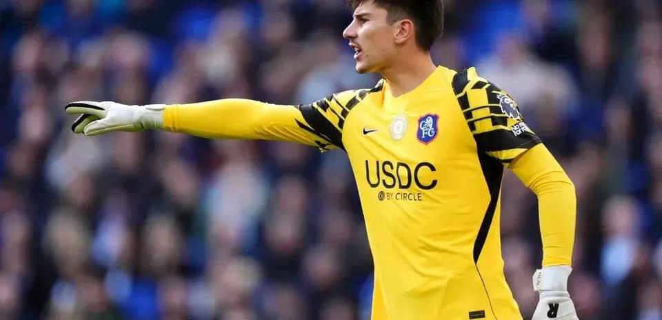 Вратарь команды Chelsea указывает направление на поле