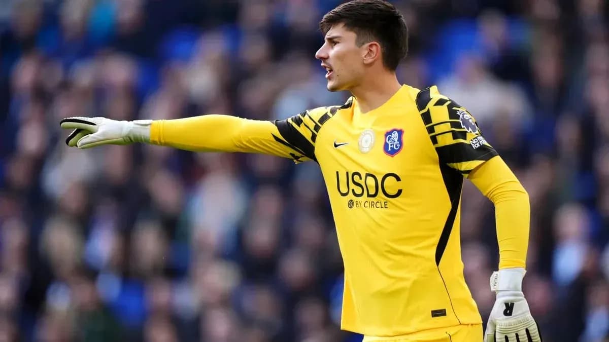 Вратарь команды Chelsea указывает направление на поле