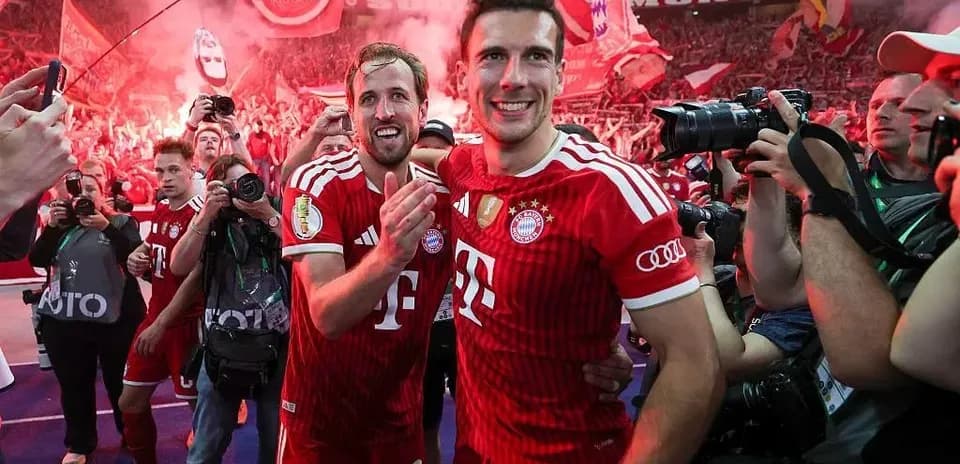 Игроки Bayern Munich празднуют с фанатами после матча