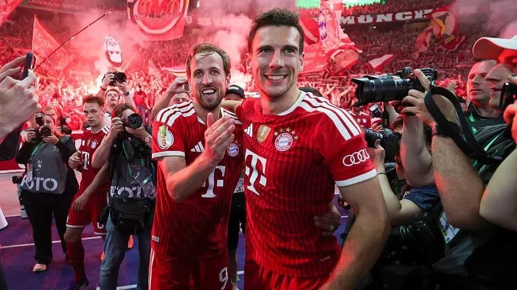 Игроки Bayern Munich празднуют с фанатами после матча