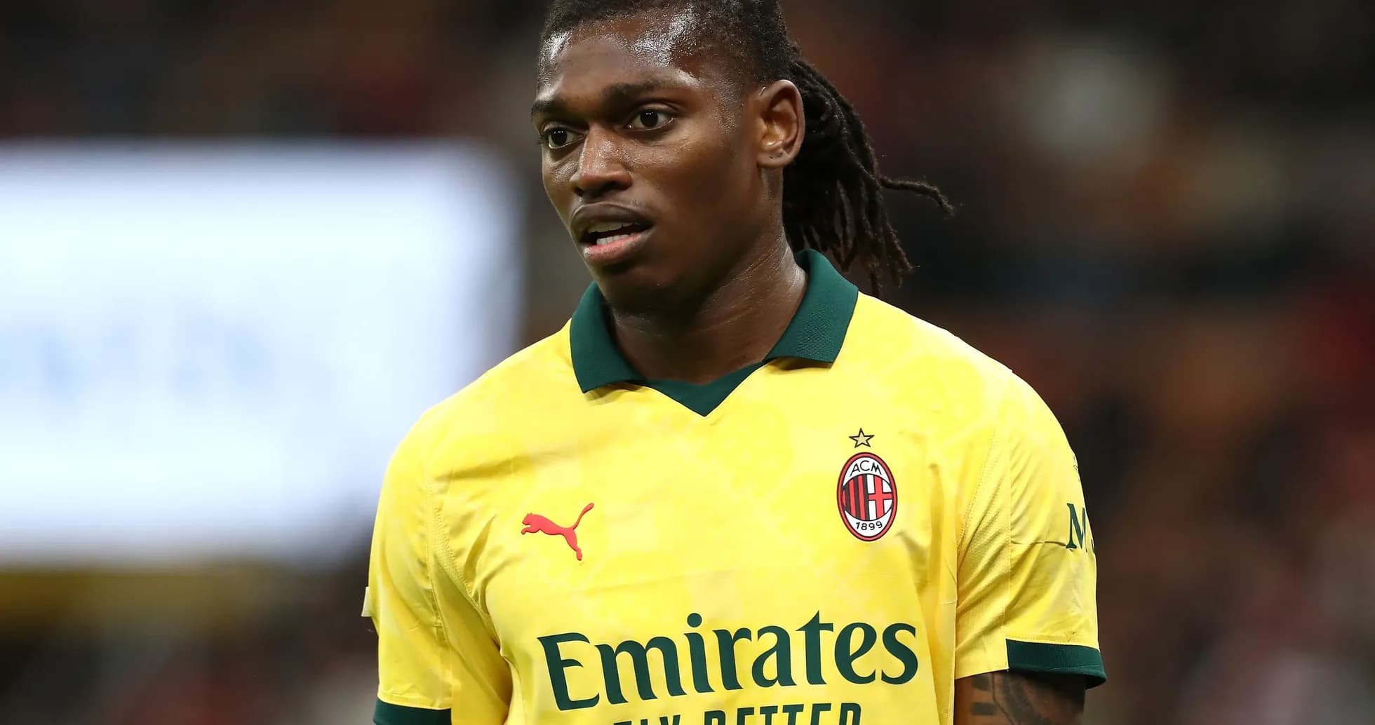 Игрок в желтой форме AC Milan на поле