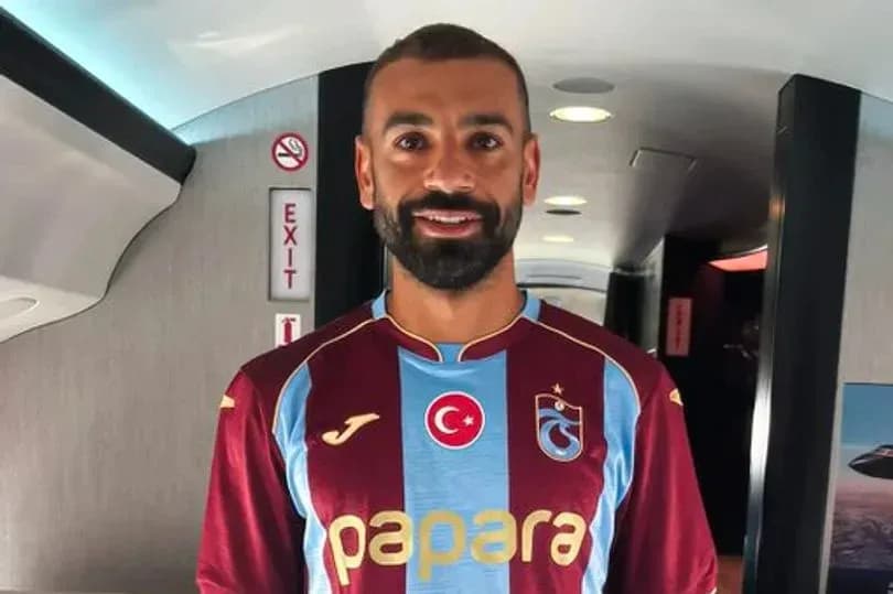 Игрок в форме Трабзонспора в самолете
