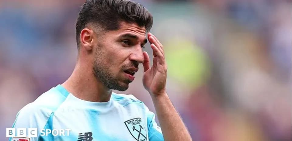Игрок West Ham United на поле в форме клуба