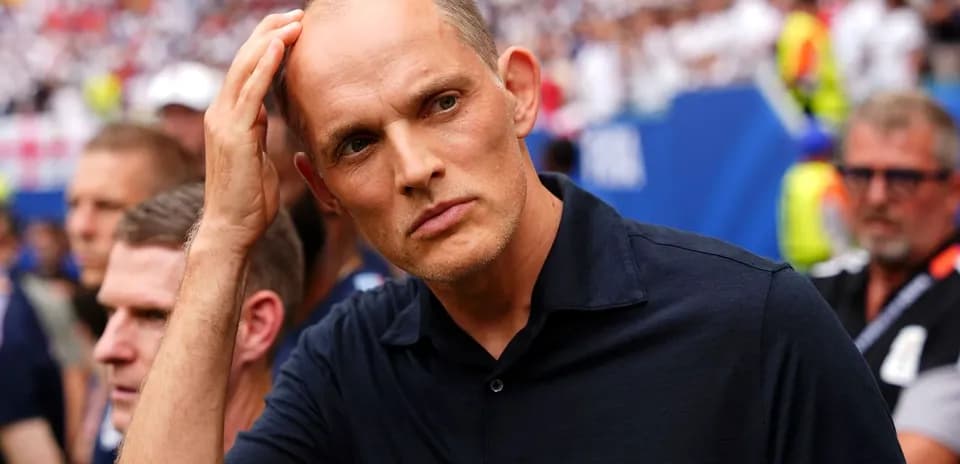 Тренер на стадионе во время матча