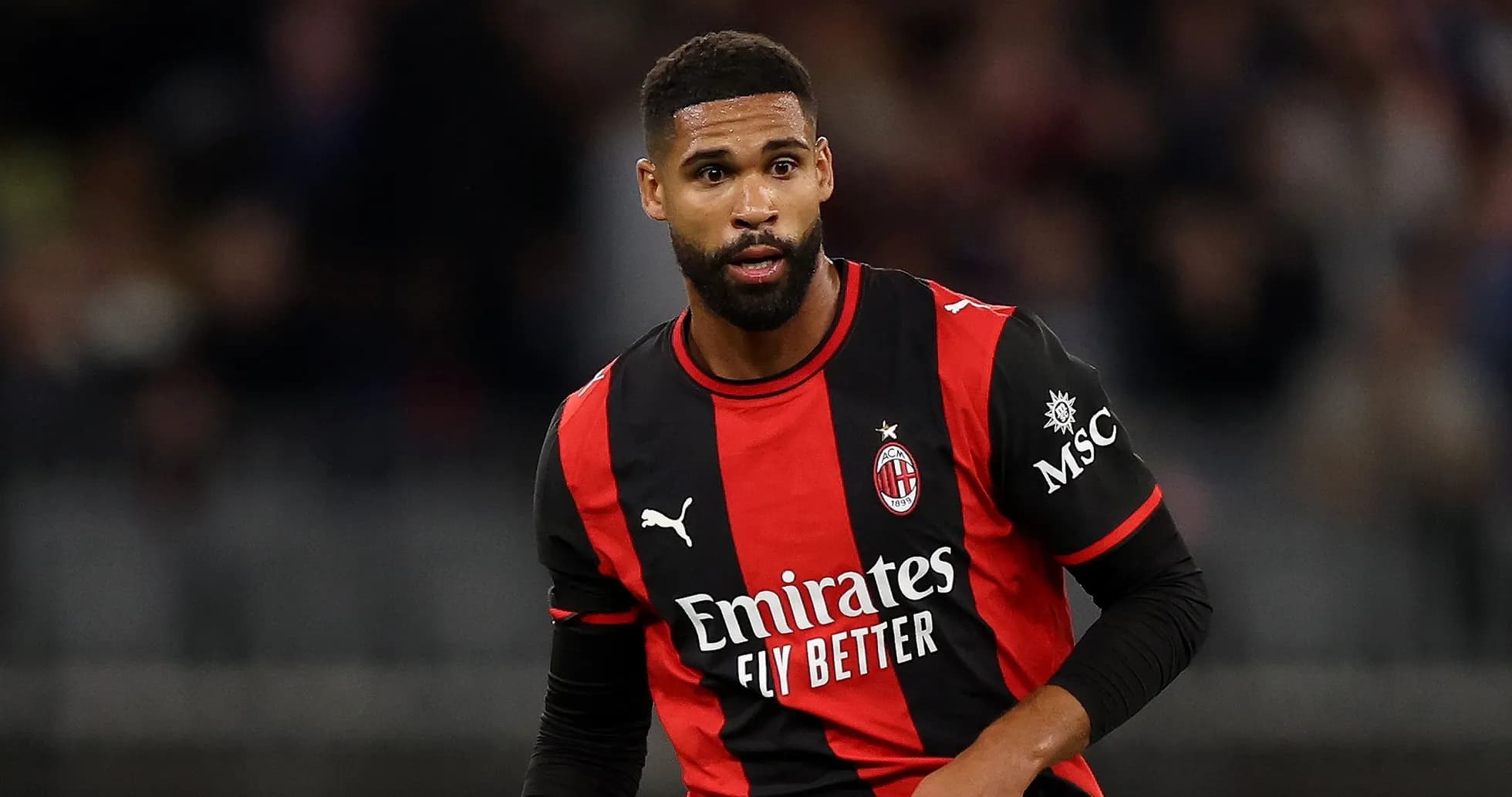 Игрок в форме AC Milan на поле