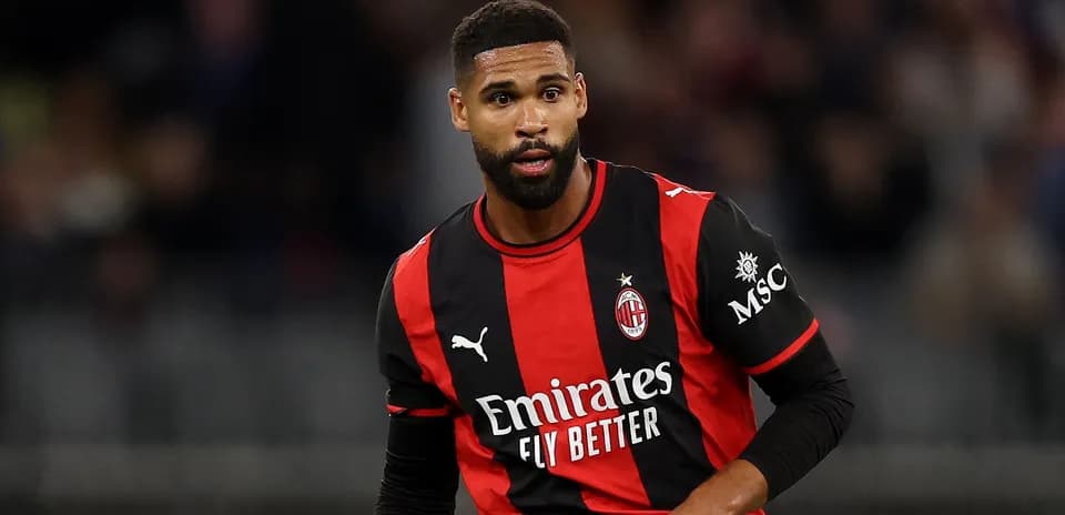 Игрок в форме AC Milan на поле