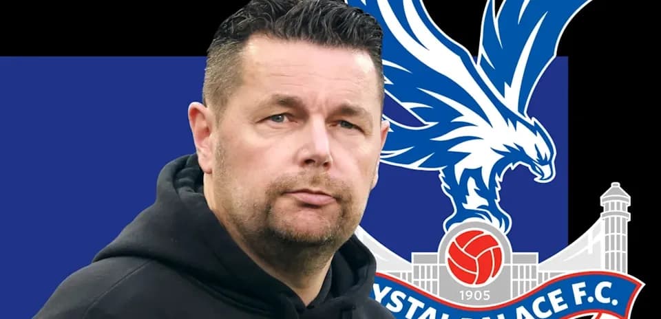 Тренер на фоне логотипа Crystal Palace F.C.