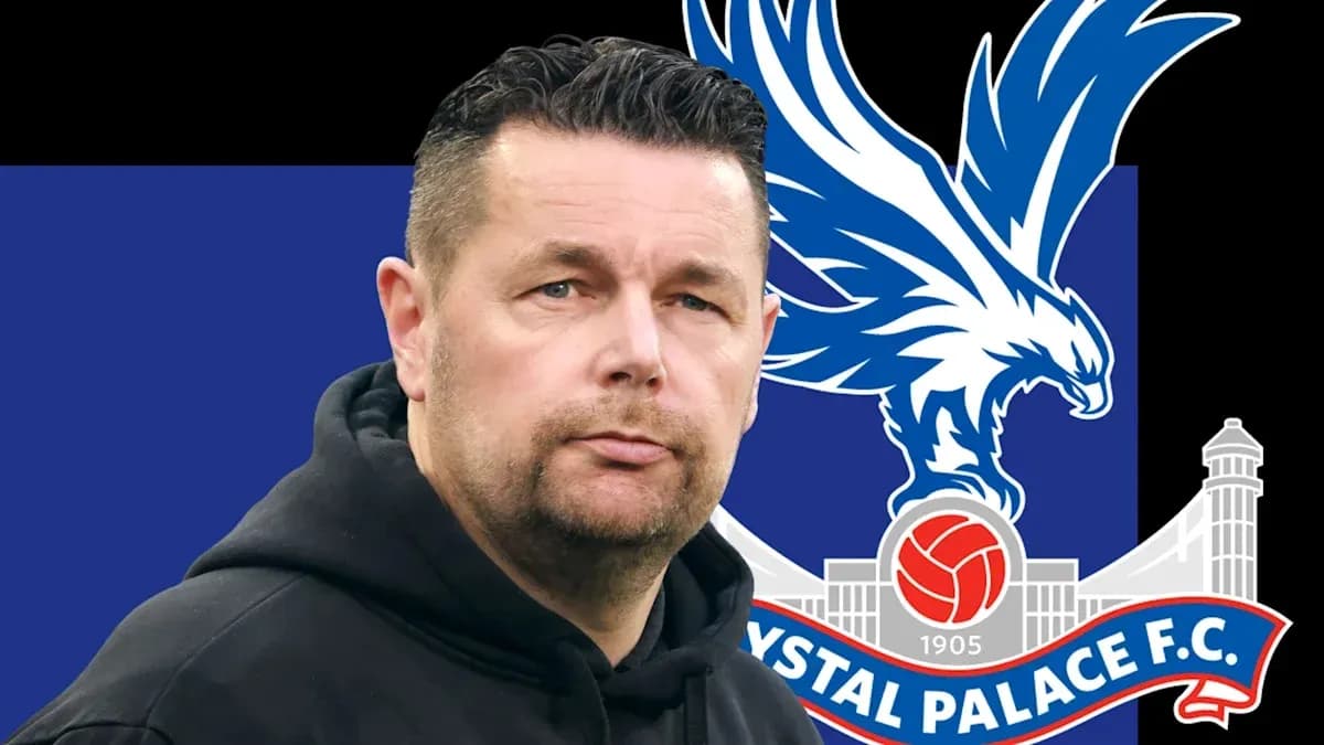 Тренер на фоне логотипа Crystal Palace F.C.