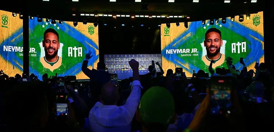 Неймар на презентации с флагом Бразилии