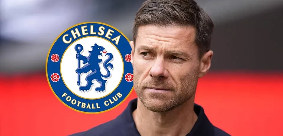 Тренер на фоне логотипа Chelsea Football Club