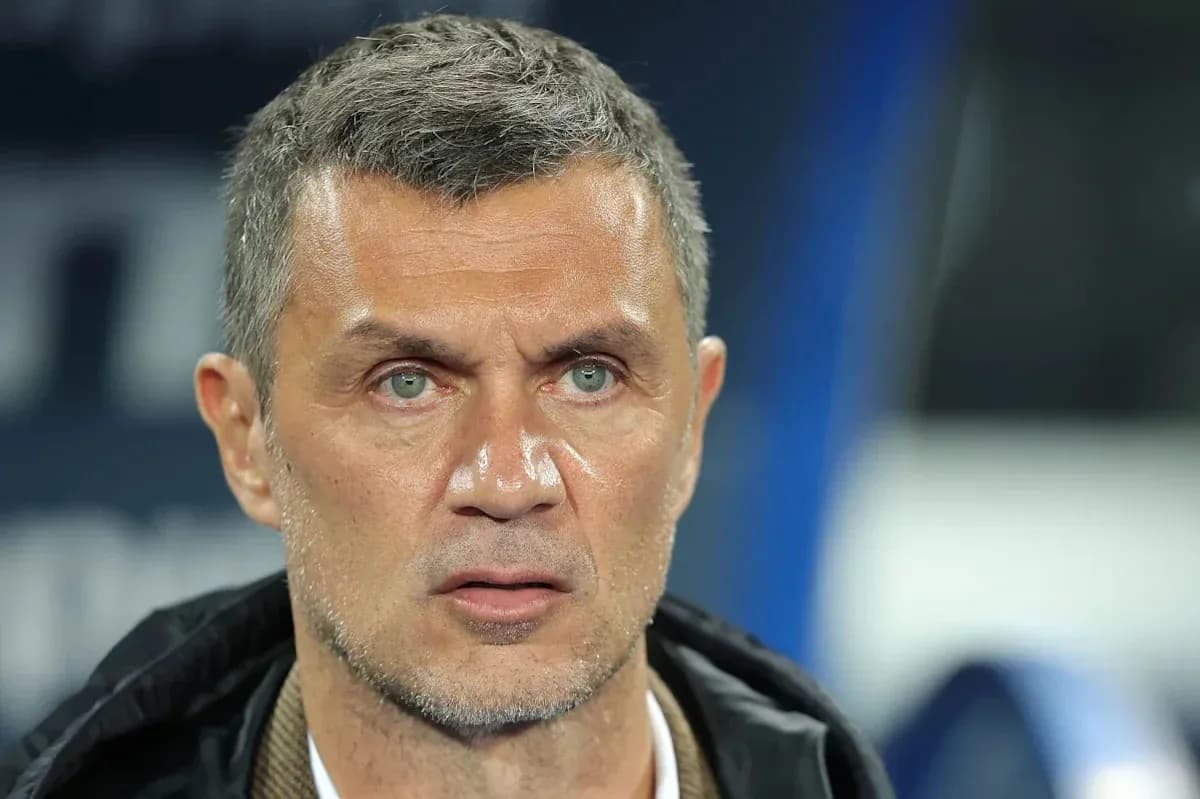 Тренер на скамейке запасных во время матча